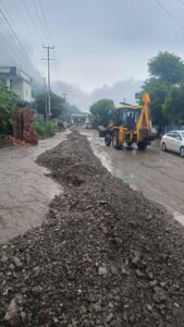 में-बारिश-के-बीच-प्रशासन-अलर्ट-जलभराव-वाले-क्षेत्रों.jpg
