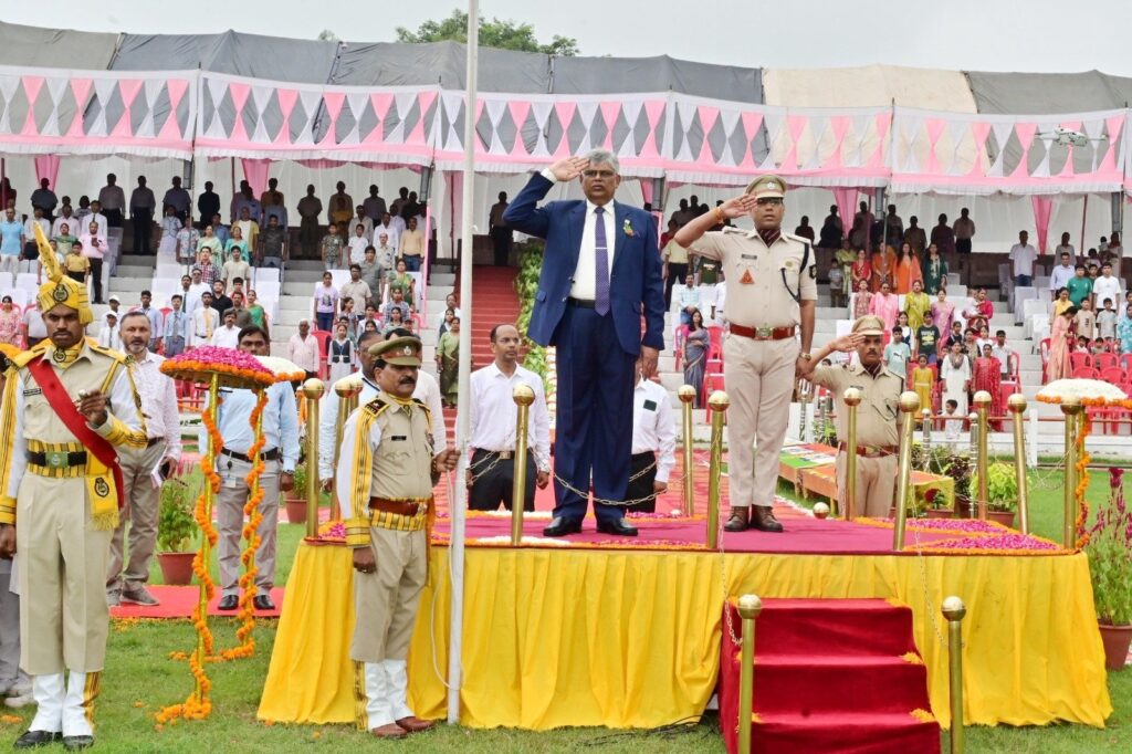 में-स्x200dवतंत्रता-दिवस-पर-भव्य-समारोह-आयोजित.jpg