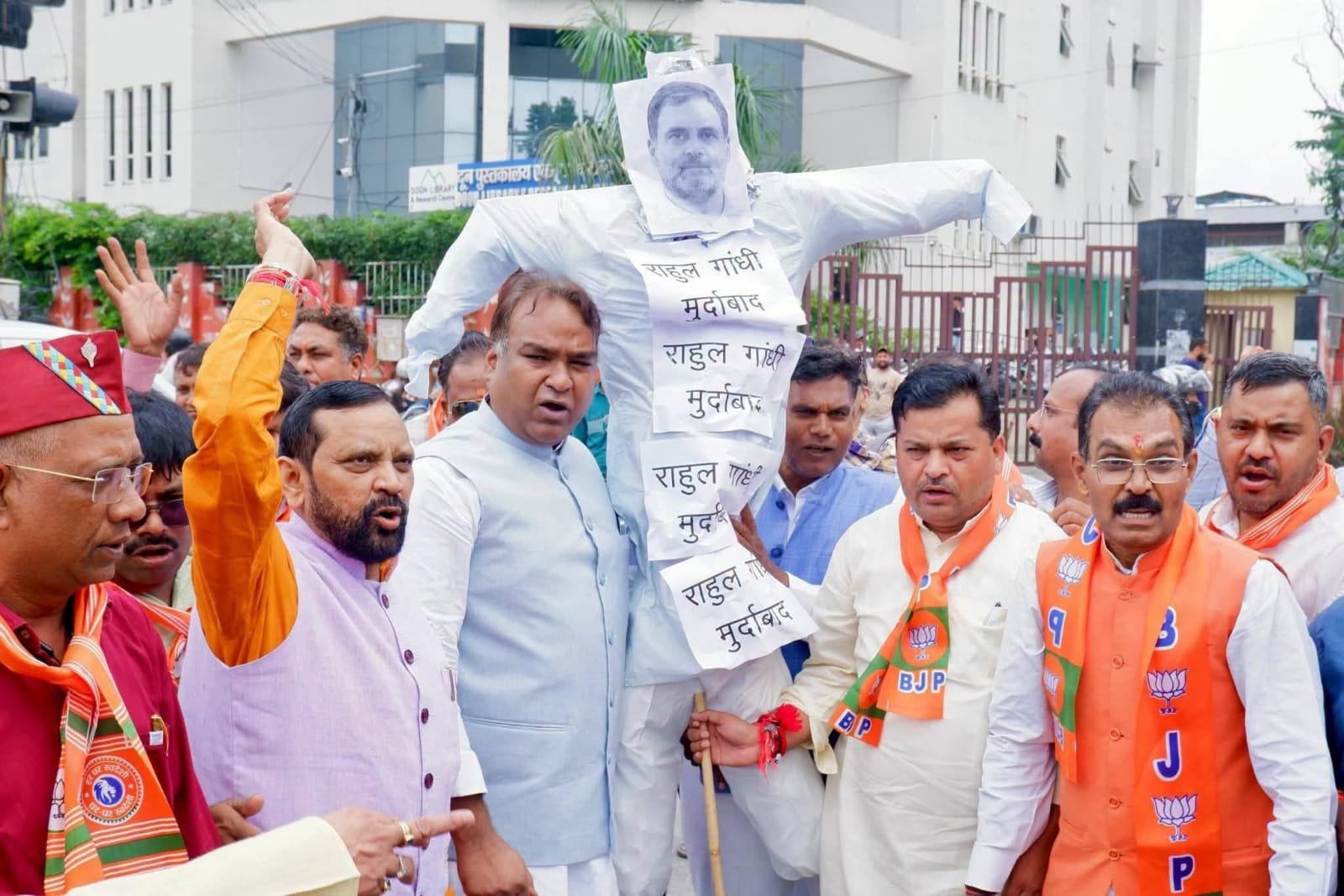 गांधी द्वारा जातीय टिप्पणी को लेकर लैंसडाउन चौक पर