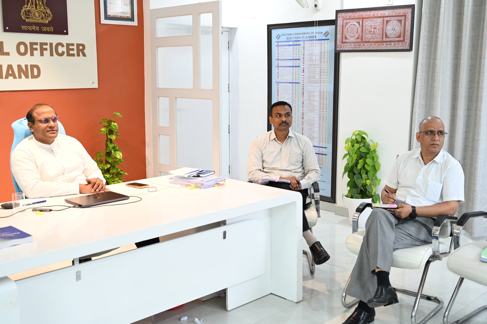 लापरवाह अफसरों की तय होगी जिम्मेदारी- मुख्य निर्वाचन अधिकारी 2 अफसरों की तय होगी जिम्मेदारी मुख्य निर्वाचन अधिकारी
