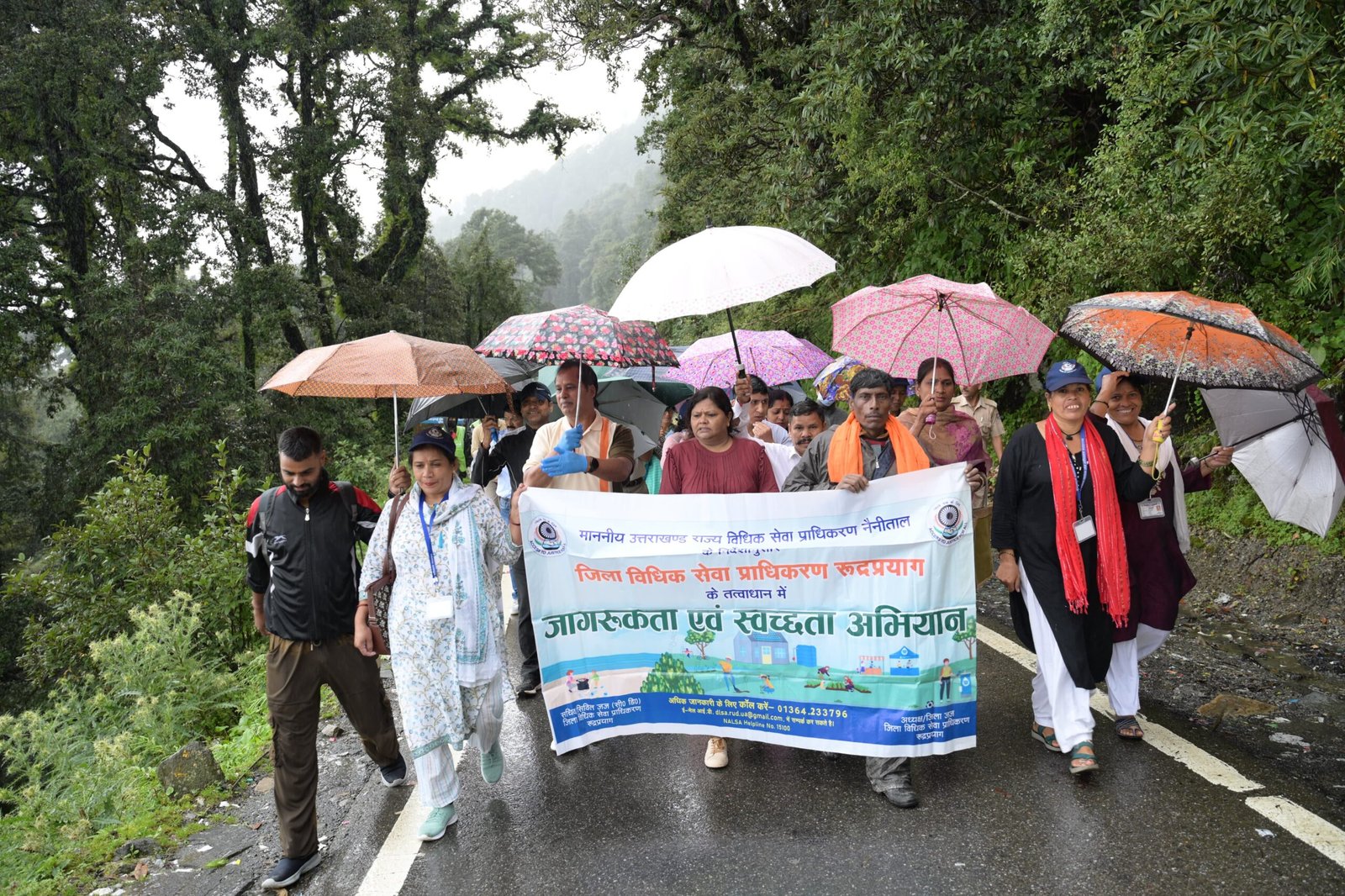 विधिक सेवा प्राधिकरण ने चलाया वृहद सफाई अभियान, पर्यटकों और स्थानीय लोगों को दिया स्वच्छता का संदेश 2 सेवा प्राधिकरण ने चलाया वृहद सफाई अभियान पर्यटकों और