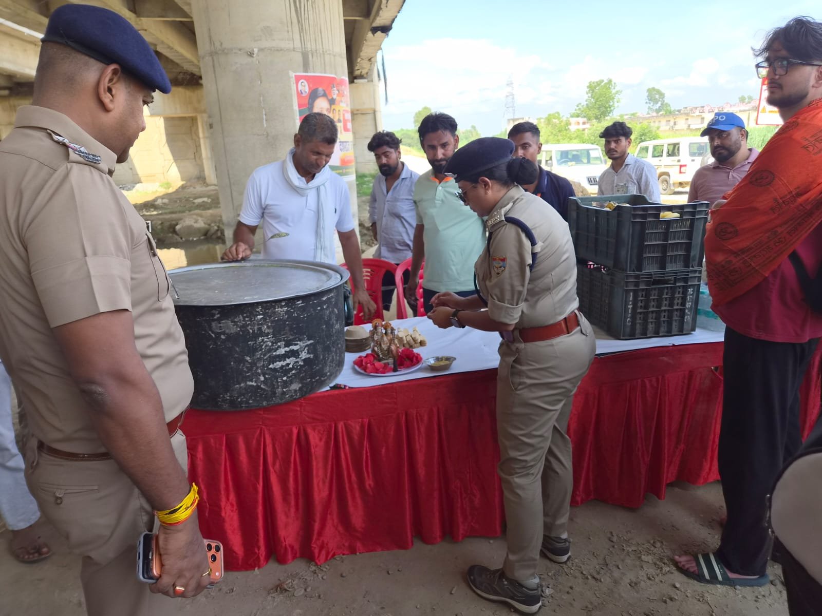 कांवड़ियों की सेवा में जुटी पुलिस किया प्रसाद वितरण