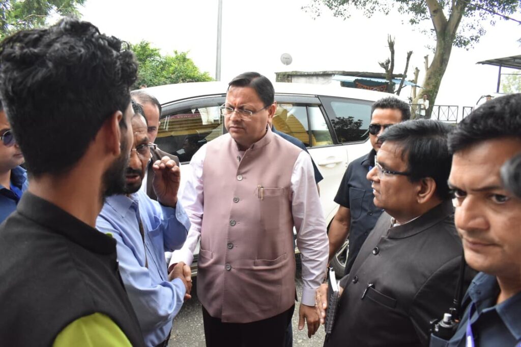 श्रमिकों-से-मिले-मुख्यमंत्री-जिला-अस्पताल-में-जाना-कुशलक्षेम.jpeg