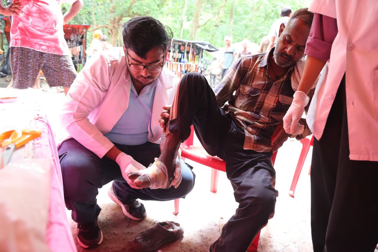 श्रावण सोमवार पर परमार्थ निकेतन में सेवा, साधना और करुणा का संगम 8 सोमवार पर परमार्थ निकेतन में सेवा साधना और करुणा