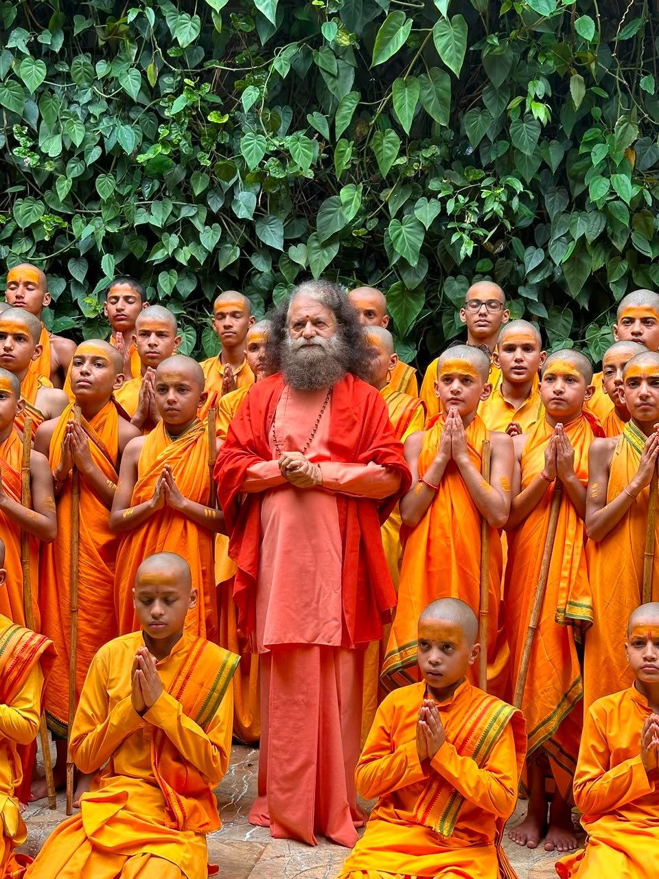 पर्व के पूर्व परमार्थ निकेतन में गंगा तट पर