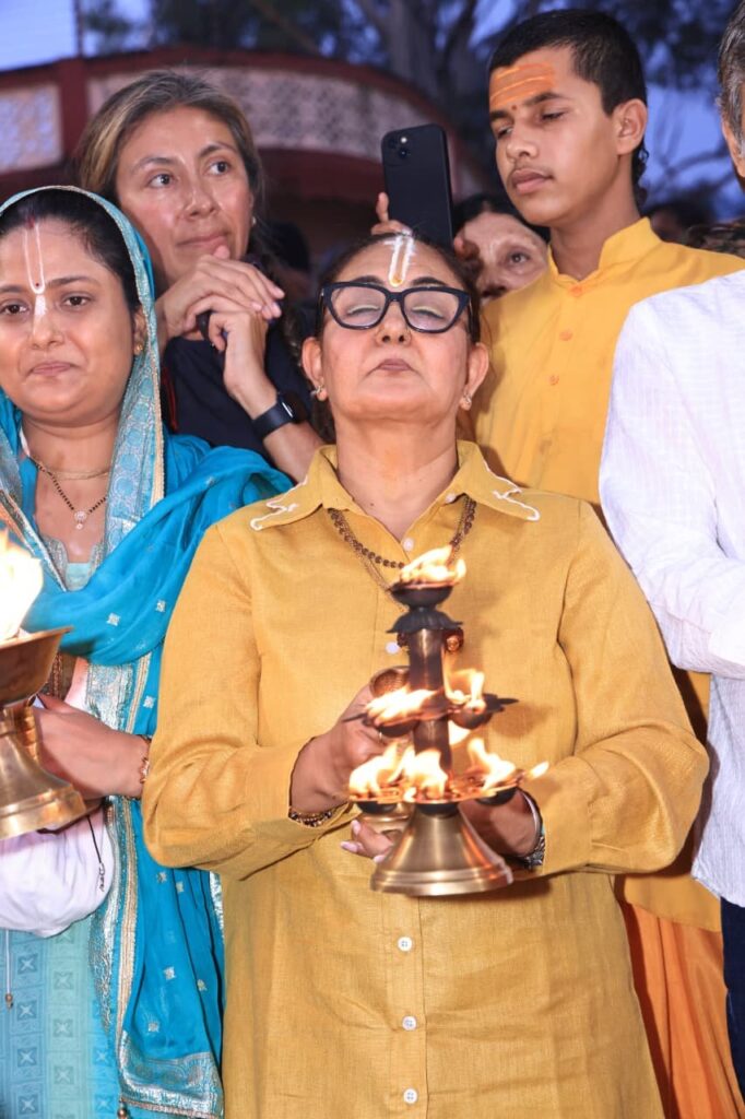 श्री-जसपिंदर-नरूला-जी-दर्शनार्थ-आयी-परमार्थ-निकेतन.jpg