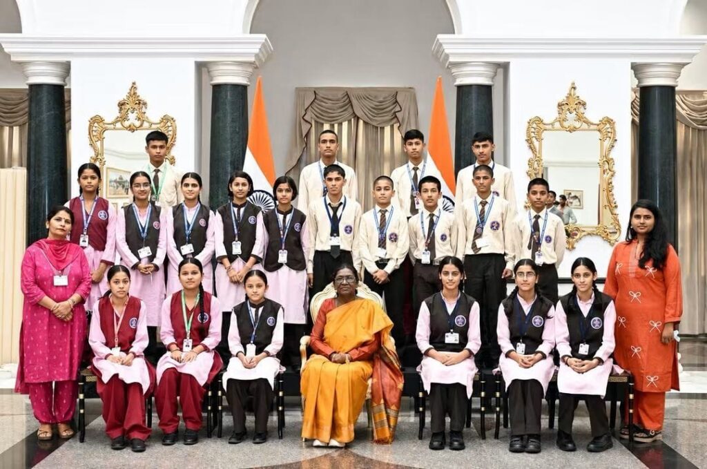 से-भेंट-कर-अभिभूत-हुए-जनजातीय-छात्र-छात्राएं.jpeg