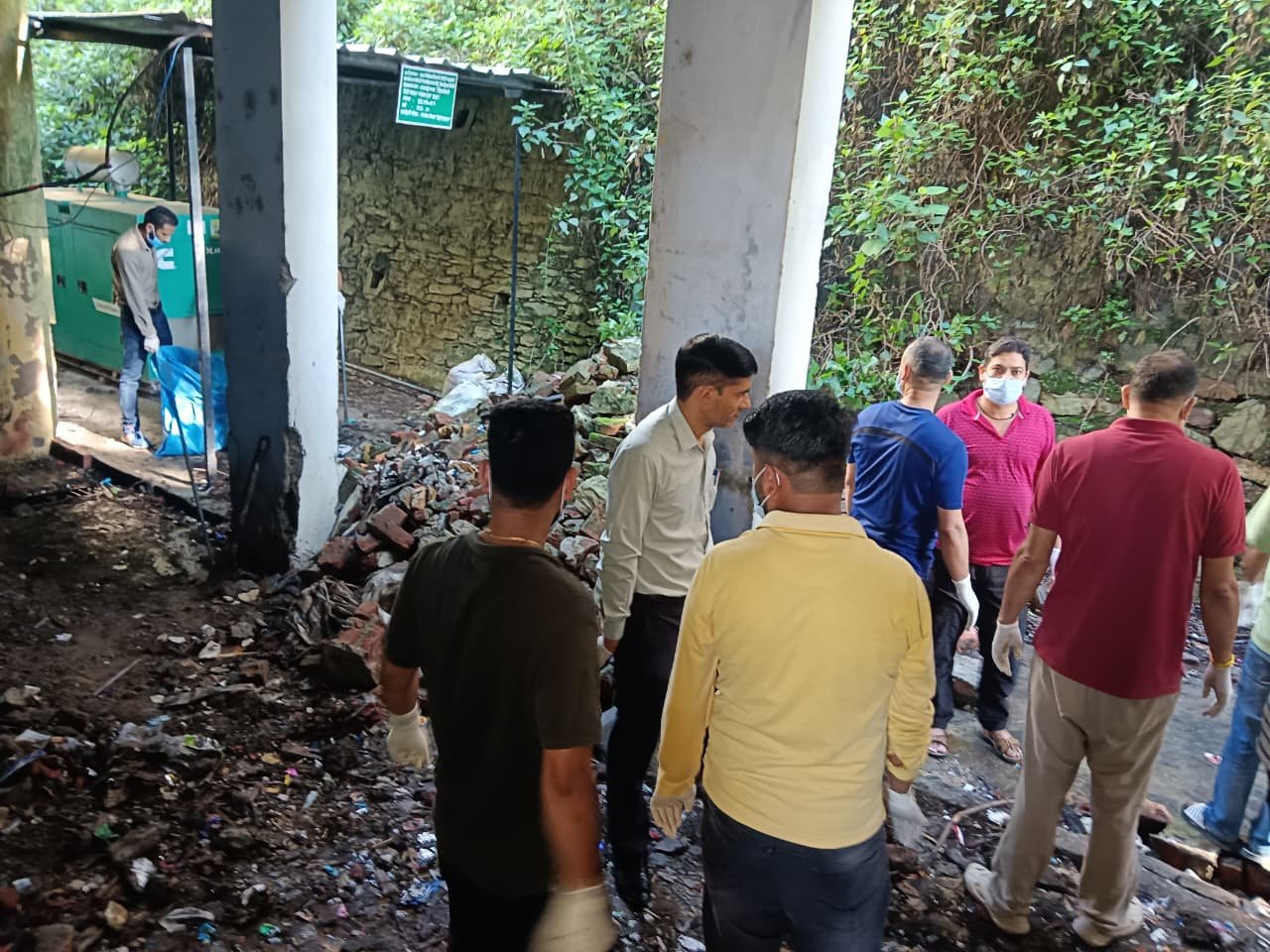 स्वतंत्रता दिवस के उपलक्ष्य में डीएम ने चलाया वृहद स्वच्छता अभियान, स्वयं श्रमदान कर दिया स्वच्छता का संदेश 2 दिवस के उपलक्ष्य में डीएम ने चलाया वृहद स्वच्छता