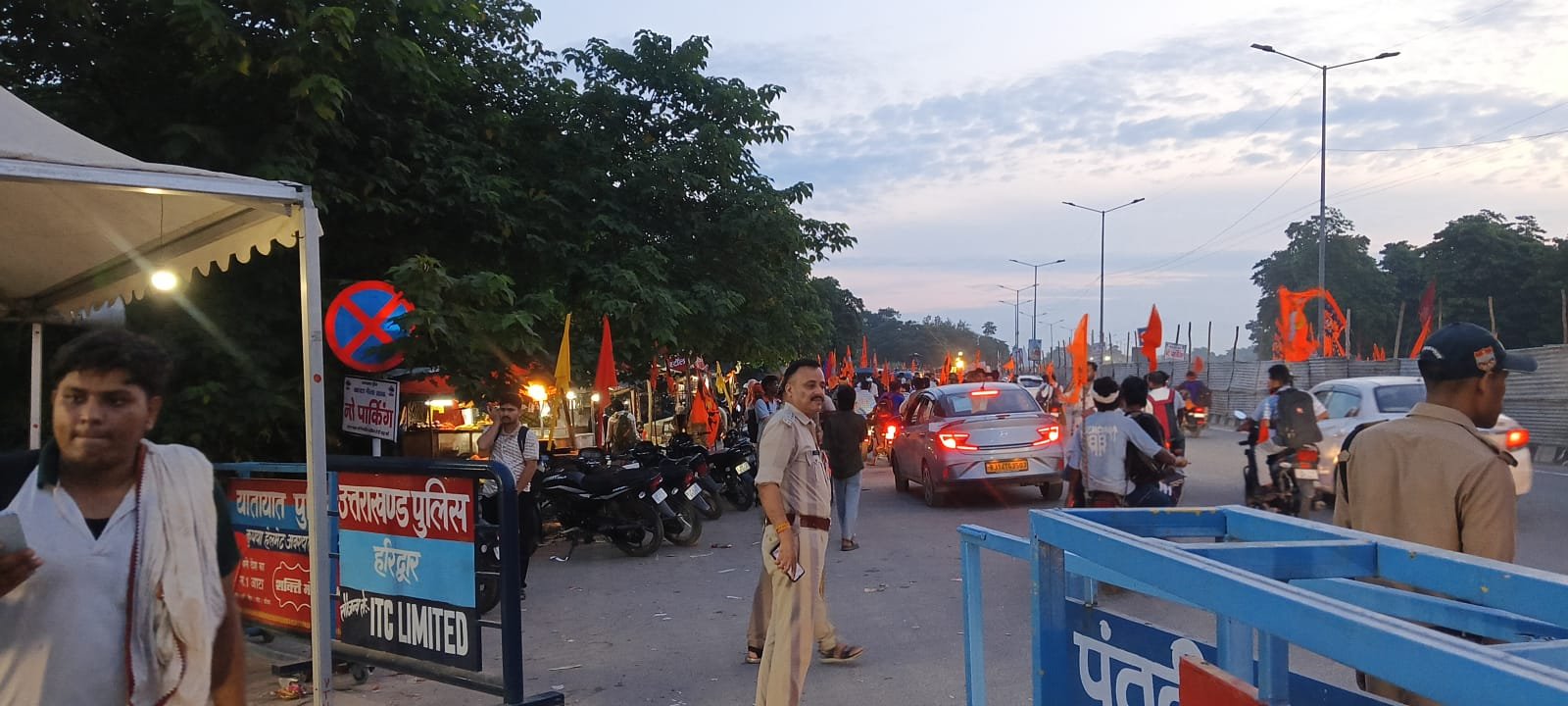 में डाक कावड़ की लगातार बढ़ती हुई भीड़