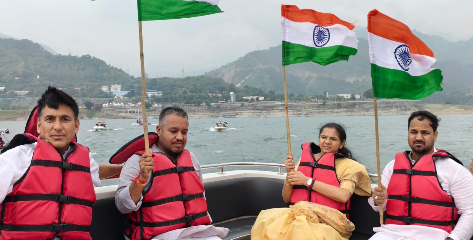 के रंग में रंगी टिहरी झील तिरंगे के साथ