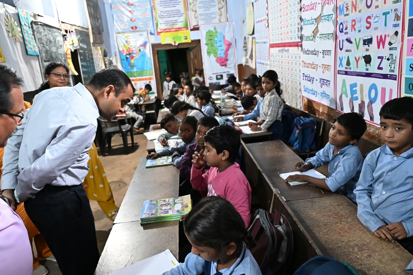 1788346499 228 जिलाधिकारी ने राजकीय प्राथमिक विद्यालय नं 3 ज्वालापुर एवं राजकीय