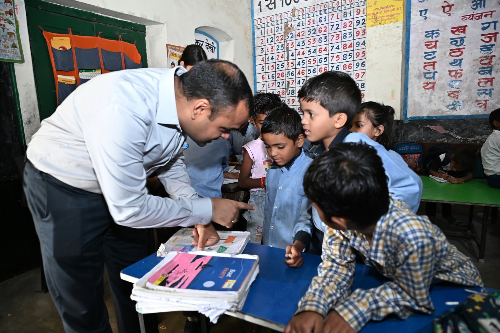 1788346499 461 जिलाधिकारी ने राजकीय प्राथमिक विद्यालय नं 3 ज्वालापुर एवं राजकीय
