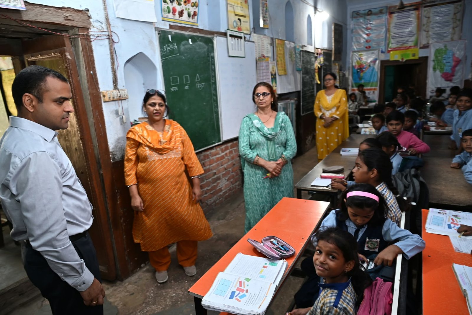 1788346499 881 जिलाधिकारी ने राजकीय प्राथमिक विद्यालय नं 3 ज्वालापुर एवं राजकीय