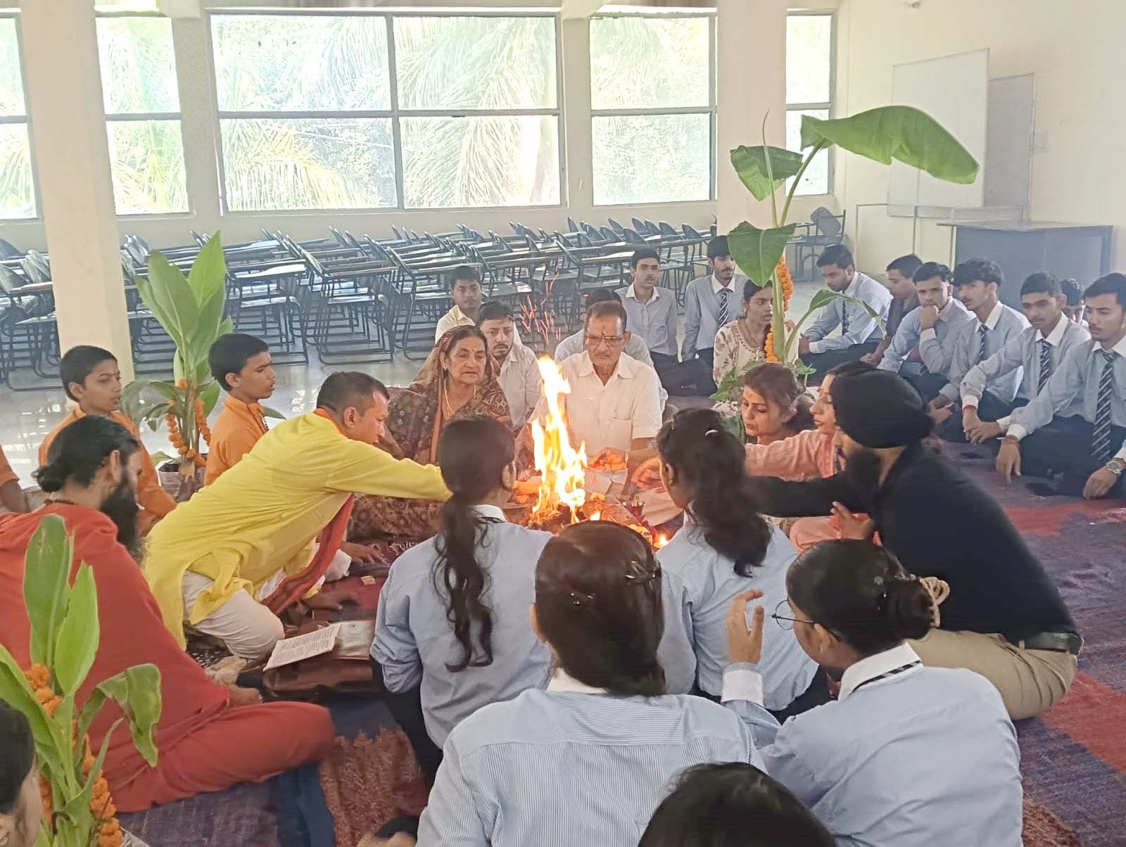1788450229 533 एसडीआईएमटी संस्थान 18वां स्थापना दिवस हवन पूजन के साथ सत्र