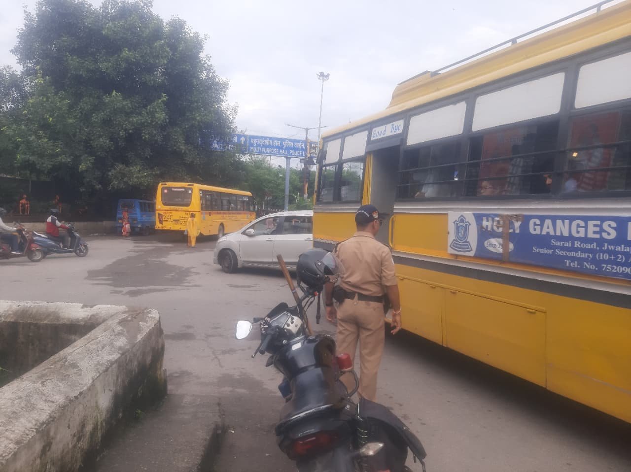 1788455258 241 स्कूलों की छुट्टी के समय हरिद्वार पुलिस का विशेष चेकिंग