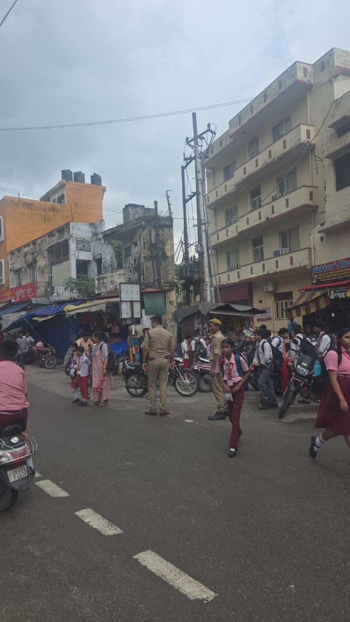 1788455258 248 स्कूलों की छुट्टी के समय हरिद्वार पुलिस का विशेष चेकिंग