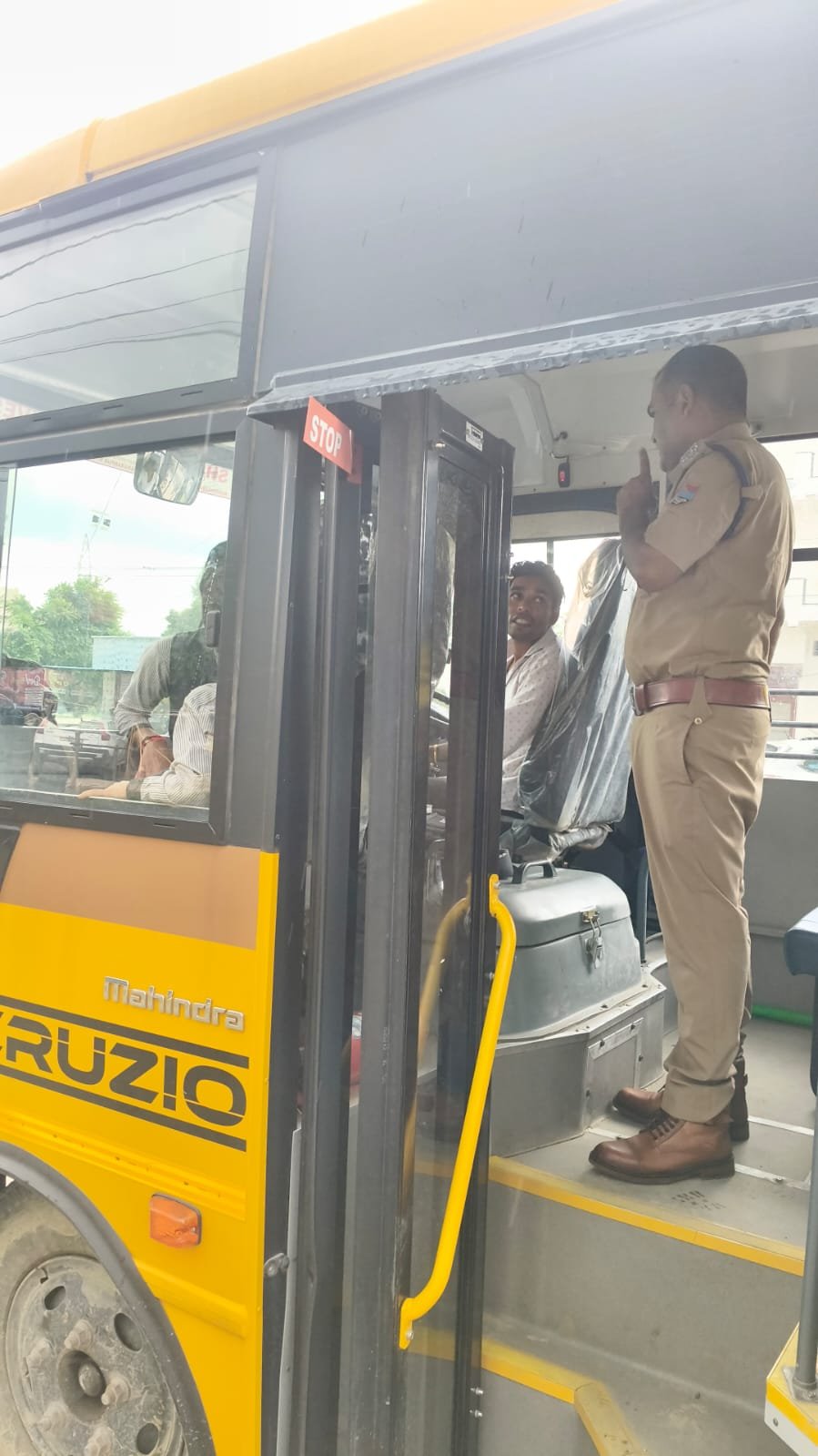 1788455258 414 स्कूलों की छुट्टी के समय हरिद्वार पुलिस का विशेष चेकिंग