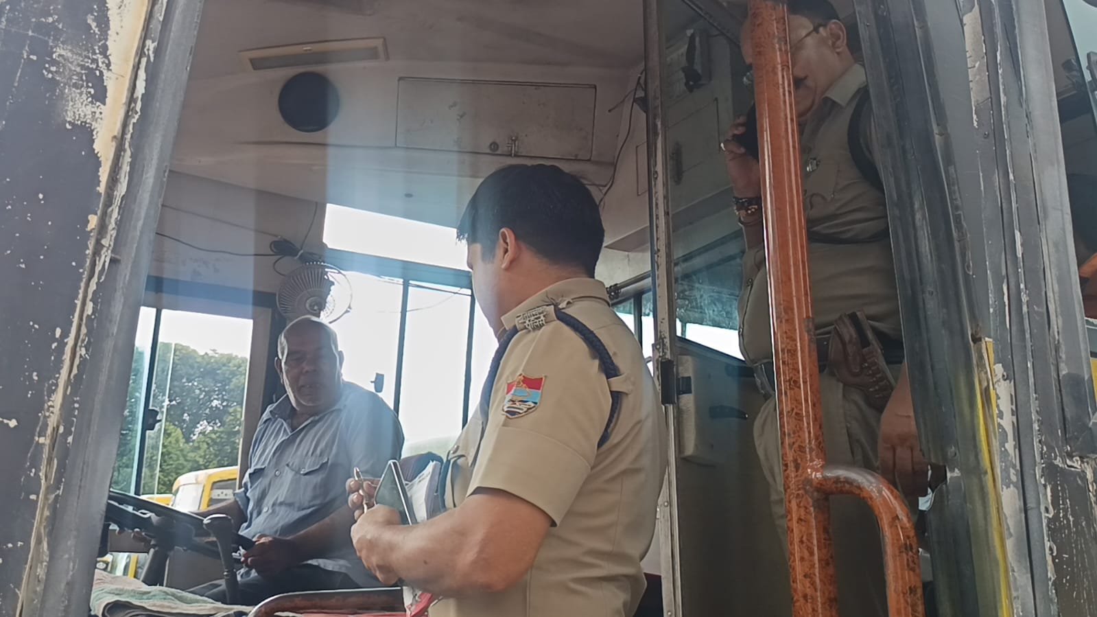 1788455258 548 स्कूलों की छुट्टी के समय हरिद्वार पुलिस का विशेष चेकिंग