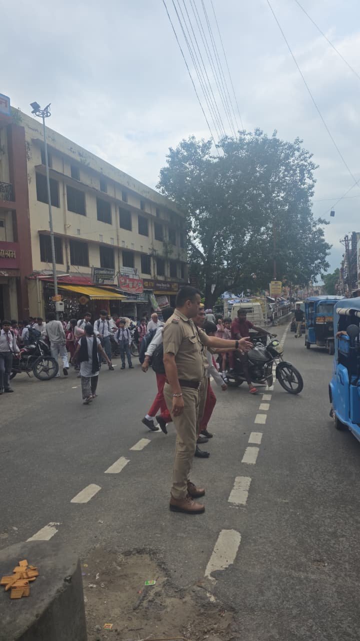 1788455258 561 स्कूलों की छुट्टी के समय हरिद्वार पुलिस का विशेष चेकिंग