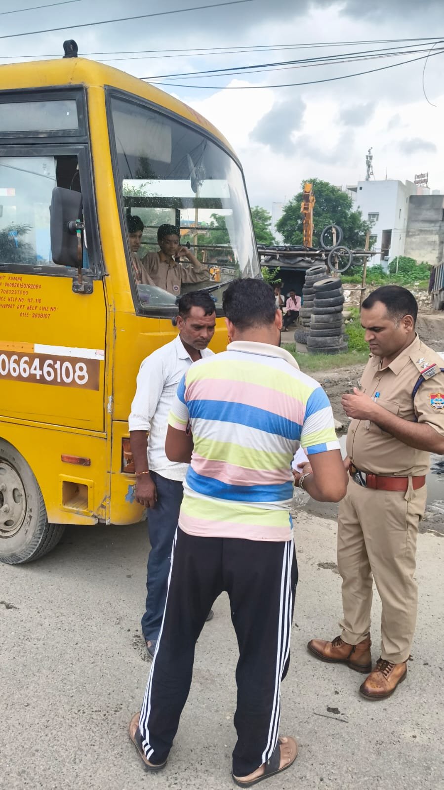 1788455258 782 स्कूलों की छुट्टी के समय हरिद्वार पुलिस का विशेष चेकिंग
