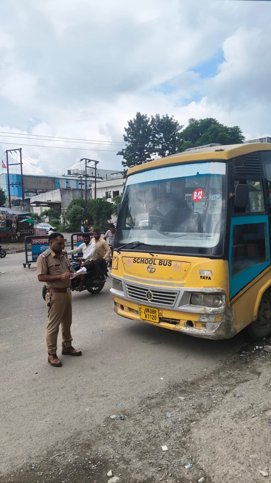 1788455258 8 स्कूलों की छुट्टी के समय हरिद्वार पुलिस का विशेष चेकिंग