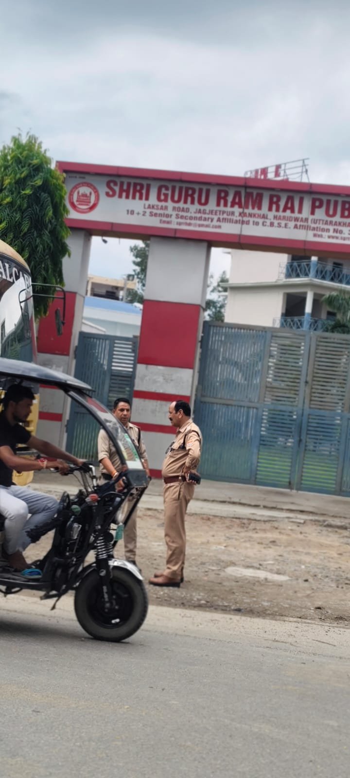 1788455258 926 स्कूलों की छुट्टी के समय हरिद्वार पुलिस का विशेष चेकिंग