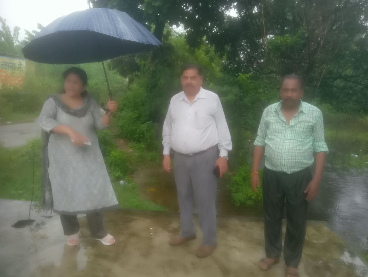 1788529492 144 जिलाधिकारी के निर्देशन में सुमननगर बहादराबाद में जलभराव की स्थिति