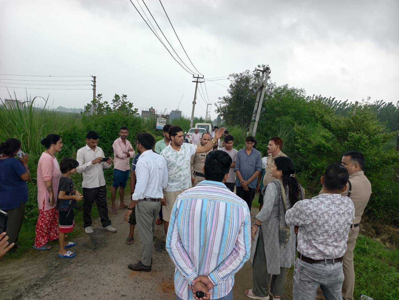 1788529492 669 जिलाधिकारी के निर्देशन में सुमननगर बहादराबाद में जलभराव की स्थिति
