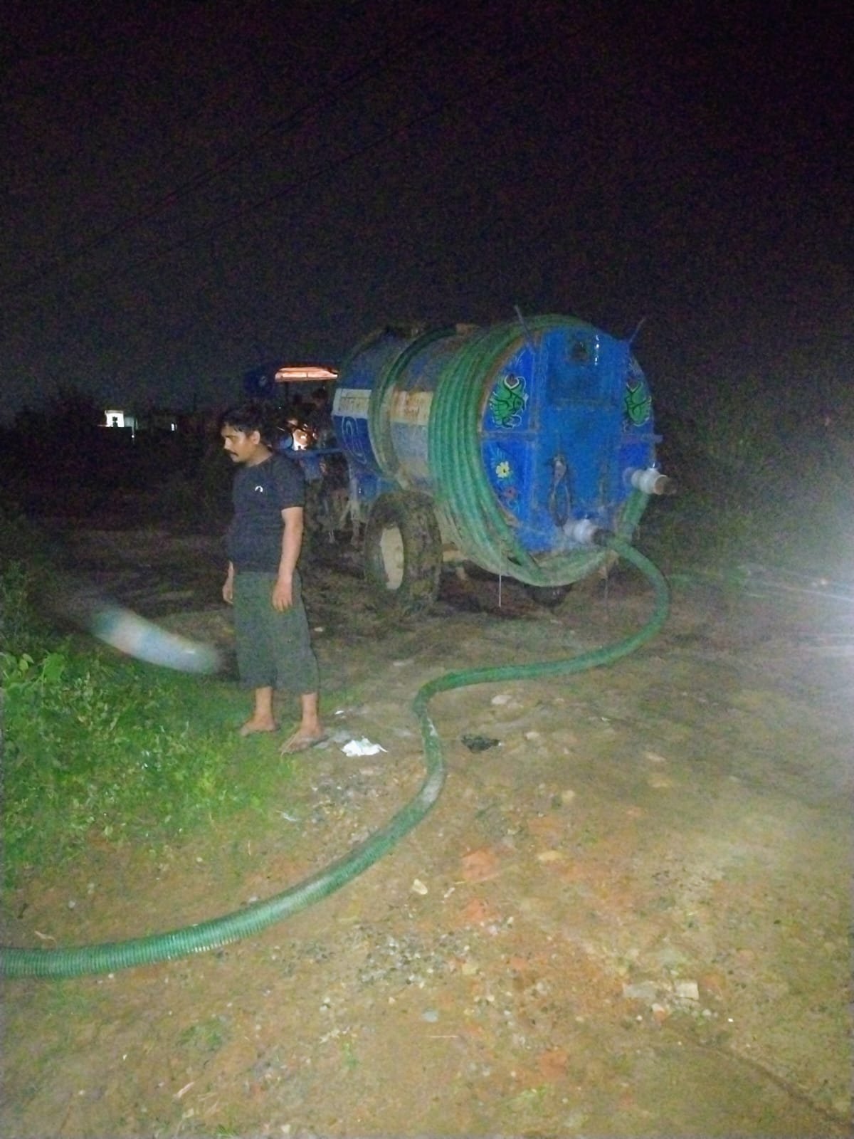 जिलाधिकारी के निर्देशन में सुमननगर बहादराबाद में जलभराव की स्थिति से निपटने के लिए प्रशासन की टीमें लगातार मौके पर तैनात 7 1788529492 970 जिलाधिकारी के निर्देशन में सुमननगर बहादराबाद में जलभराव की स्थिति