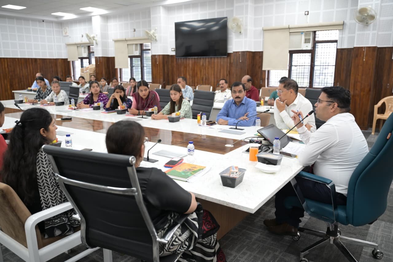 1788627106 286 बेटी बचाओ बेटी पढ़ाओ योजना से लाभान्वित छात्राओं से जिलाधिकारी