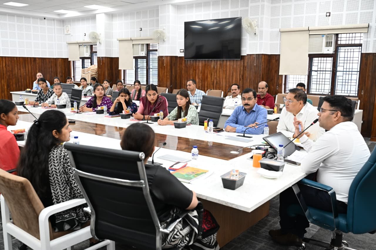 1788627106 444 बेटी बचाओ बेटी पढ़ाओ योजना से लाभान्वित छात्राओं से जिलाधिकारी
