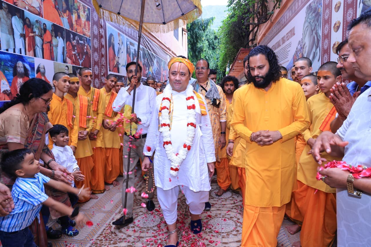 1788711011 495 गौवत्स श्री राधाकृष्ण जी पधारे परमार्थ निकेतन