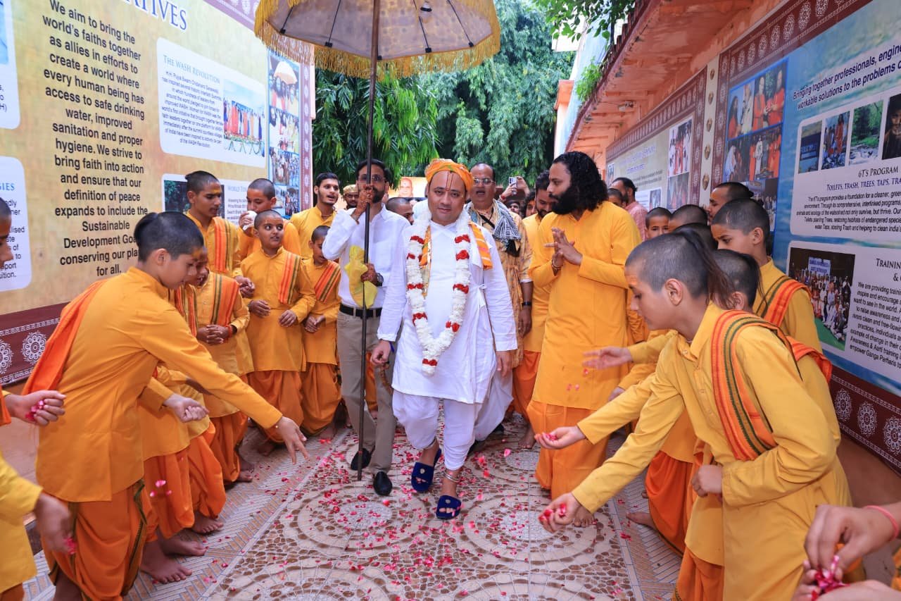 1788711011 614 गौवत्स श्री राधाकृष्ण जी पधारे परमार्थ निकेतन
