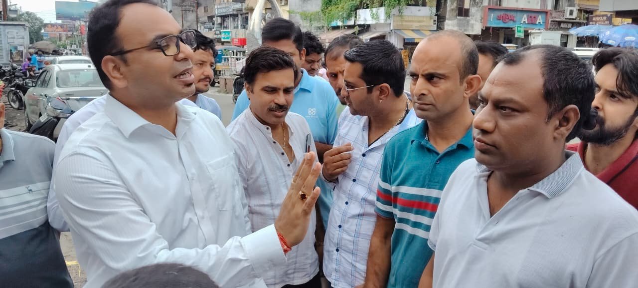 1788779005 46 कुंभ मेला की विकास योजनाओं को लेकर स्थानीय व्यापारियों की