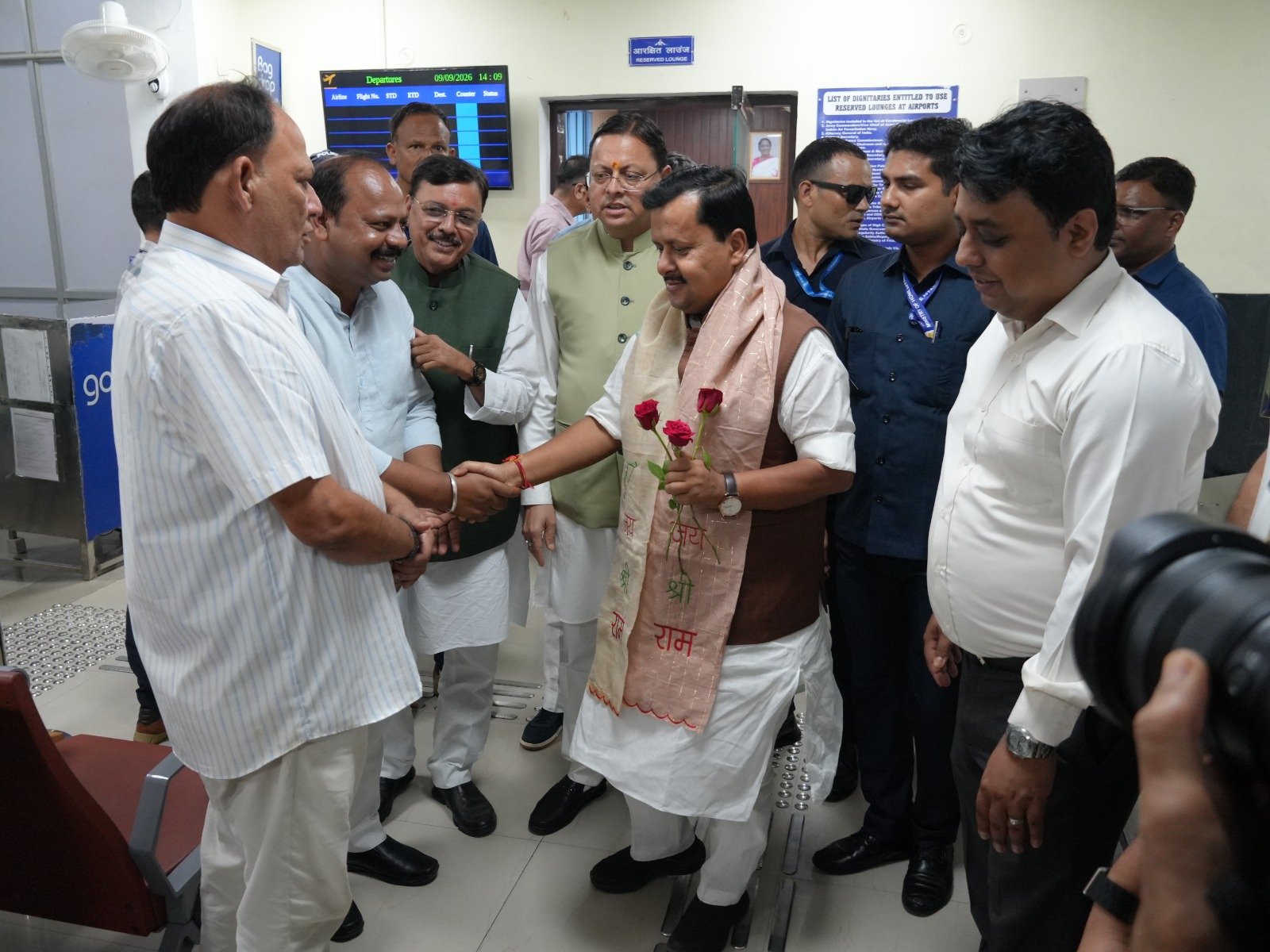 1788970412 660 मुख्यमंत्री ने राष्ट्रीय अध्यक्ष भाजपा नितिन नवीन के पंतनगर एयरपोर्ट