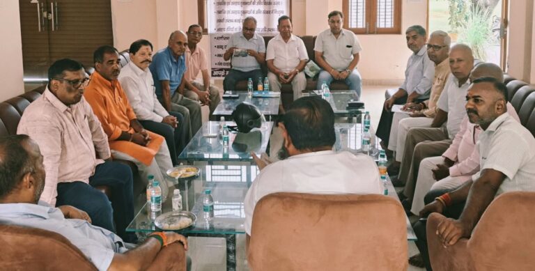 1789128938_26वीं-अस्थि-कलश-विसर्जन-यात्रा-को-लेकर-हरिद्वार-में-बैठक.jpg