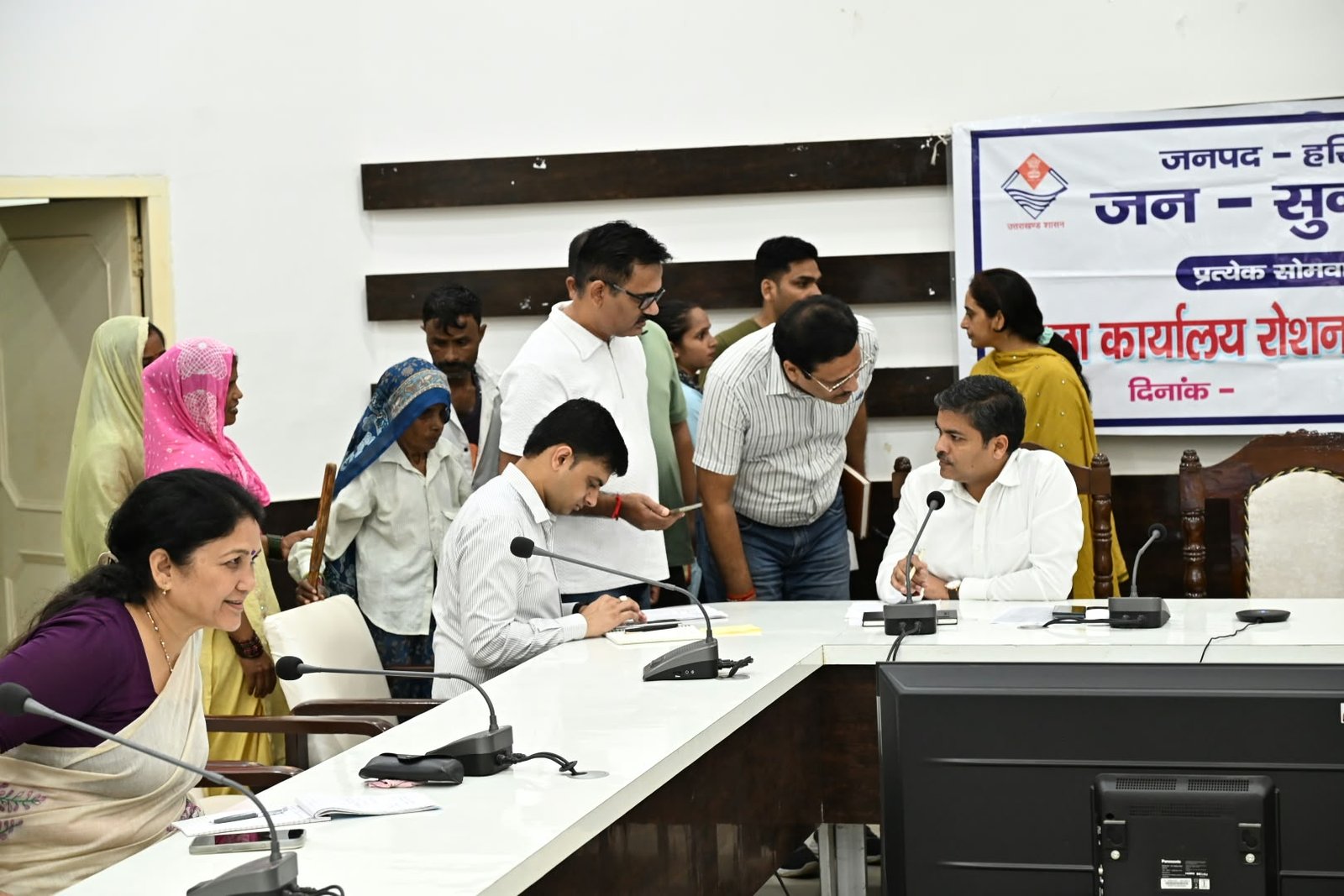 1789371434 867 जनपदवासियों की समस्याओं को त्वरित निस्तारण के उदेश्य से जिलाधिकारी