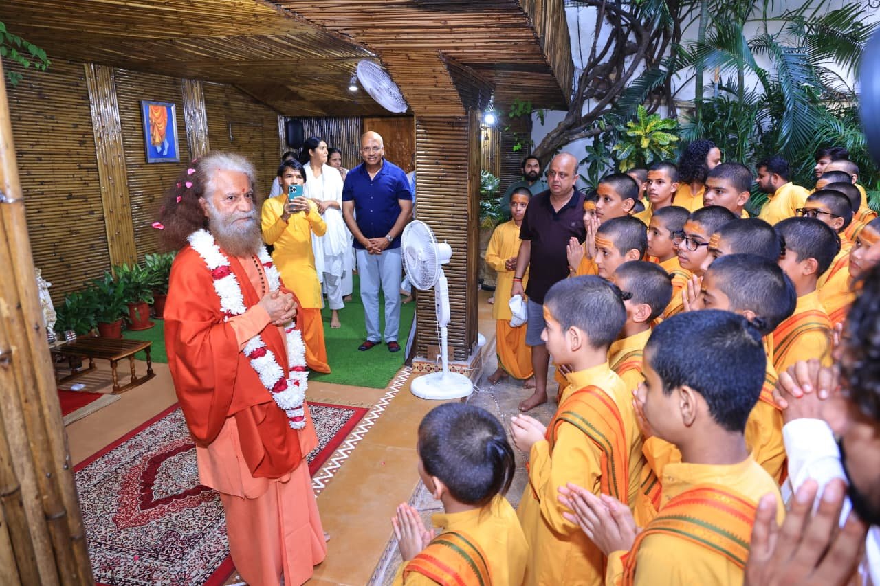 1789567656 923 अमेरिका से लंदन और लंदन से ऋषिकेश लौटे पूज्य स्वामी