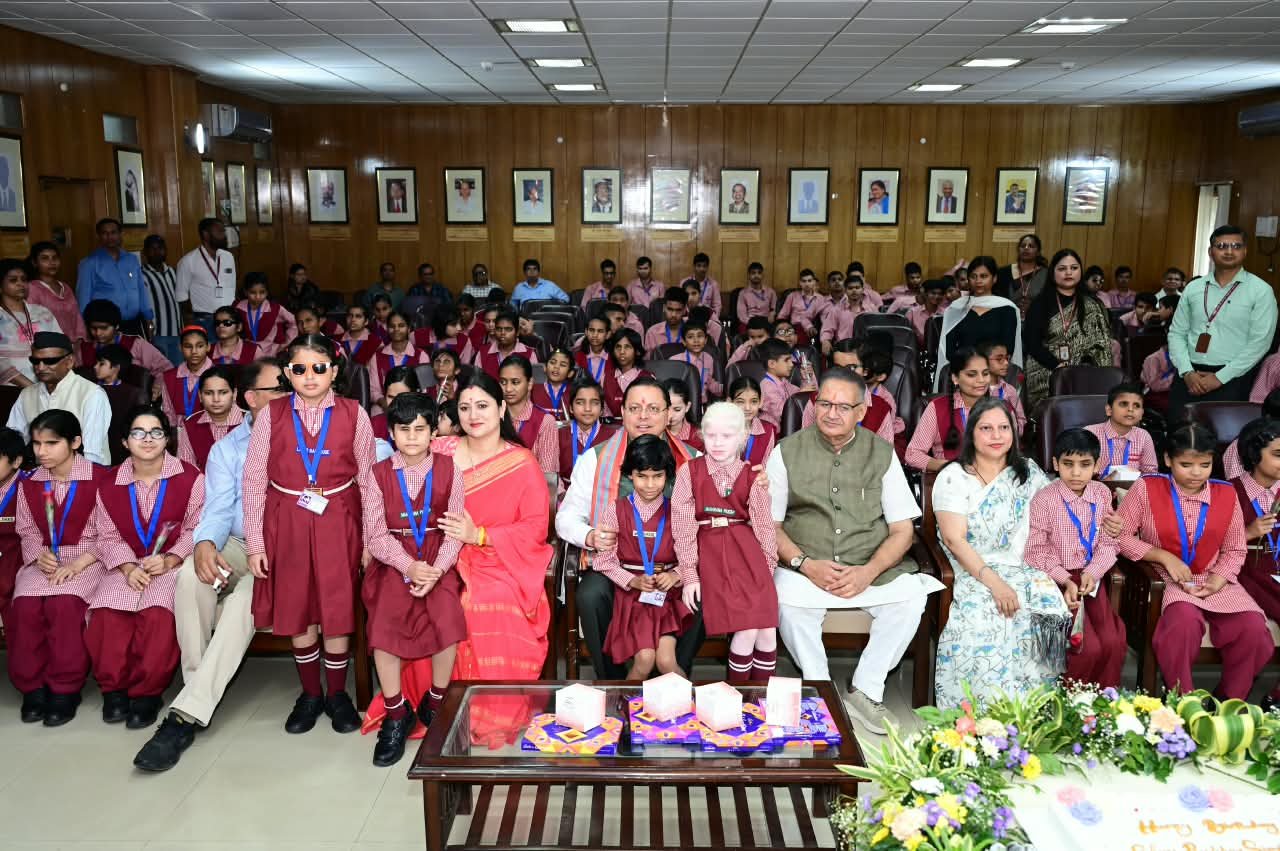 दिव्यांग बच्चों के बीच अपना जन्म दिवस मनाने पहुंचे मुख्यमंत्री श्री पुष्कर सिंह धामी 7 1789572880 329 दिव्यांग बच्चों के बीच अपना जन्म दिवस मनाने पहुंचे मुख्यमंत्री