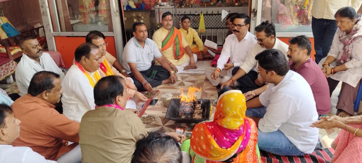 1789616913 502 धामी के जन्मदिन पर मंदिर में हवन पूजन आंगनबाड़ी केंद्रों पर