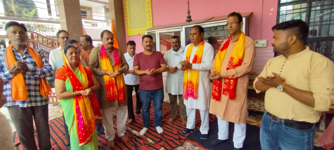 1789616913 742 धामी के जन्मदिन पर मंदिर में हवन पूजन आंगनबाड़ी केंद्रों पर