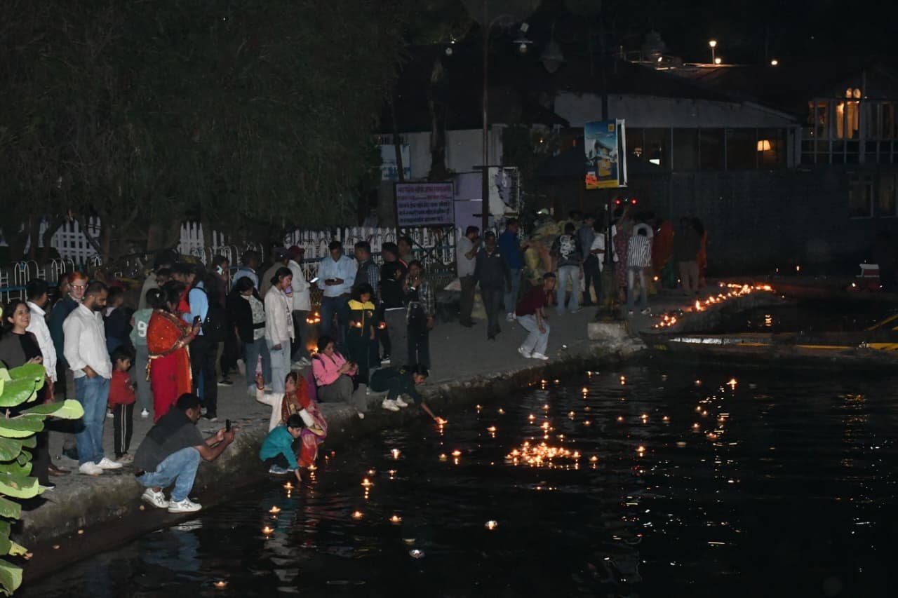 आशीर्वाद का दीया’ से रोशन हुआ नैनीताल, जनपद में जले 2.51 लाख दीपक 4 1789692166 191 आशीर्वाद का दीया से रोशन हुआ नैनीताल जनपद में जले