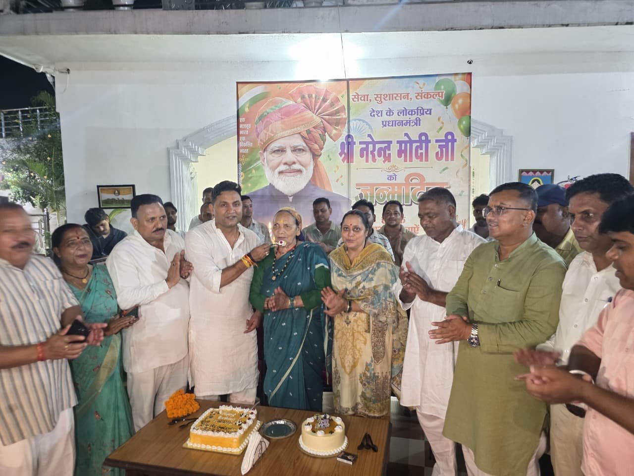 खटीमा में ‘आशीर्वाद का दीया’ जलाकर पीएम मोदी के दीर्घायु की कामना, कैबिनेट मंत्री राम सिंह कैड़ा ने लिया सीएम की माताजी का आशीर्वाद 5 1789692579 984 खटीमा में ‘आशीर्वाद का दीया जलाकर पीएम मोदी के दीर्घायु