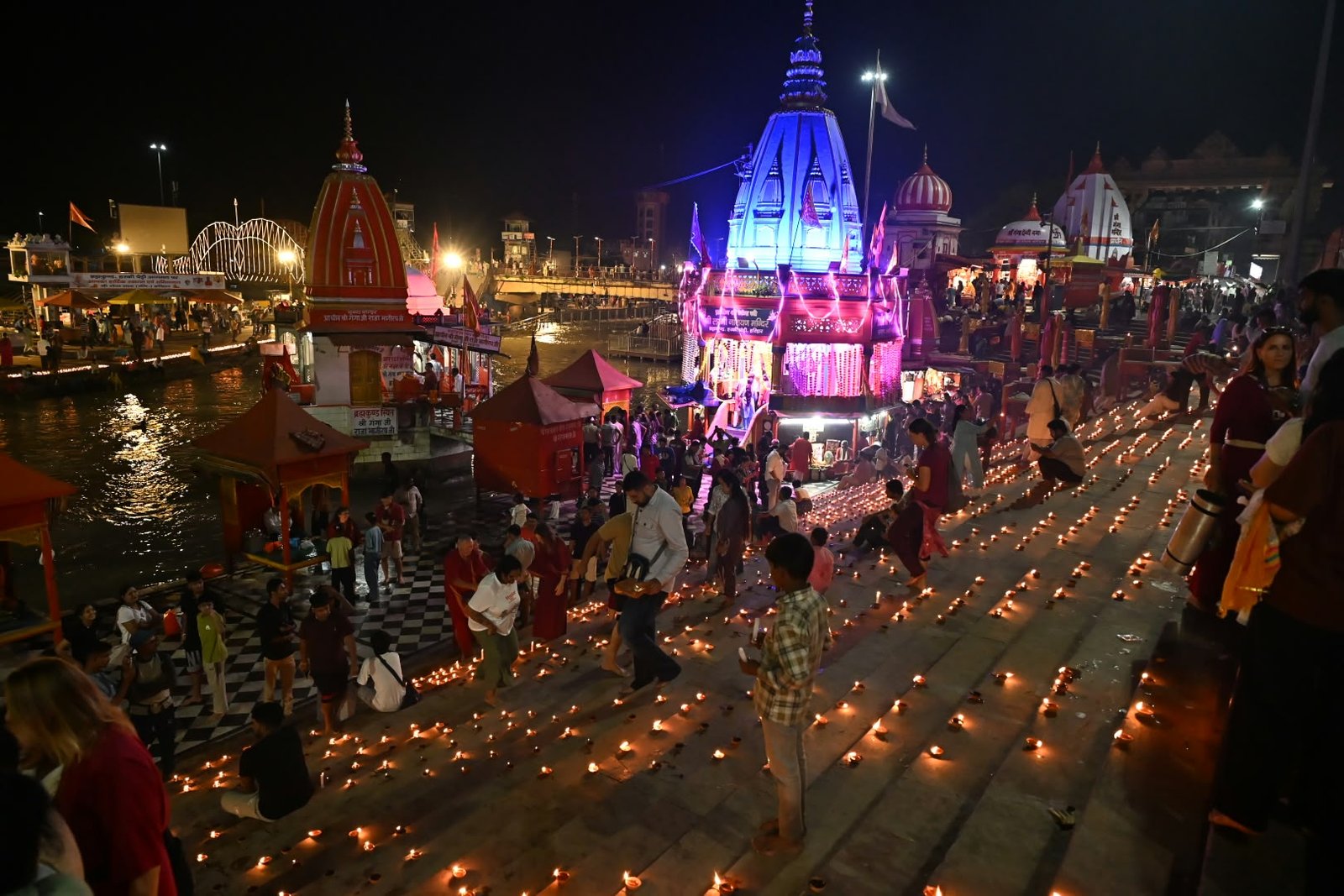 1789694250 890 तीर्थ नगरी हरिद्वार के ब्रह्मकुंड हर की पौड़ी में मा