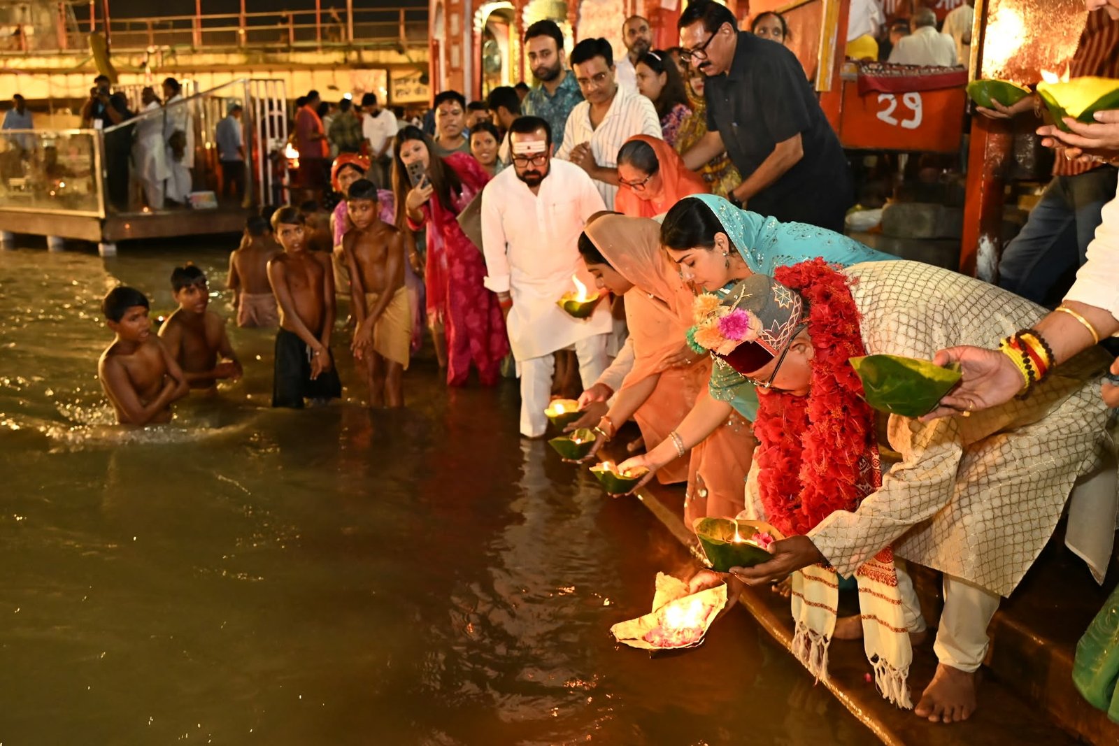 1789694251 327 तीर्थ नगरी हरिद्वार के ब्रह्मकुंड हर की पौड़ी में मा