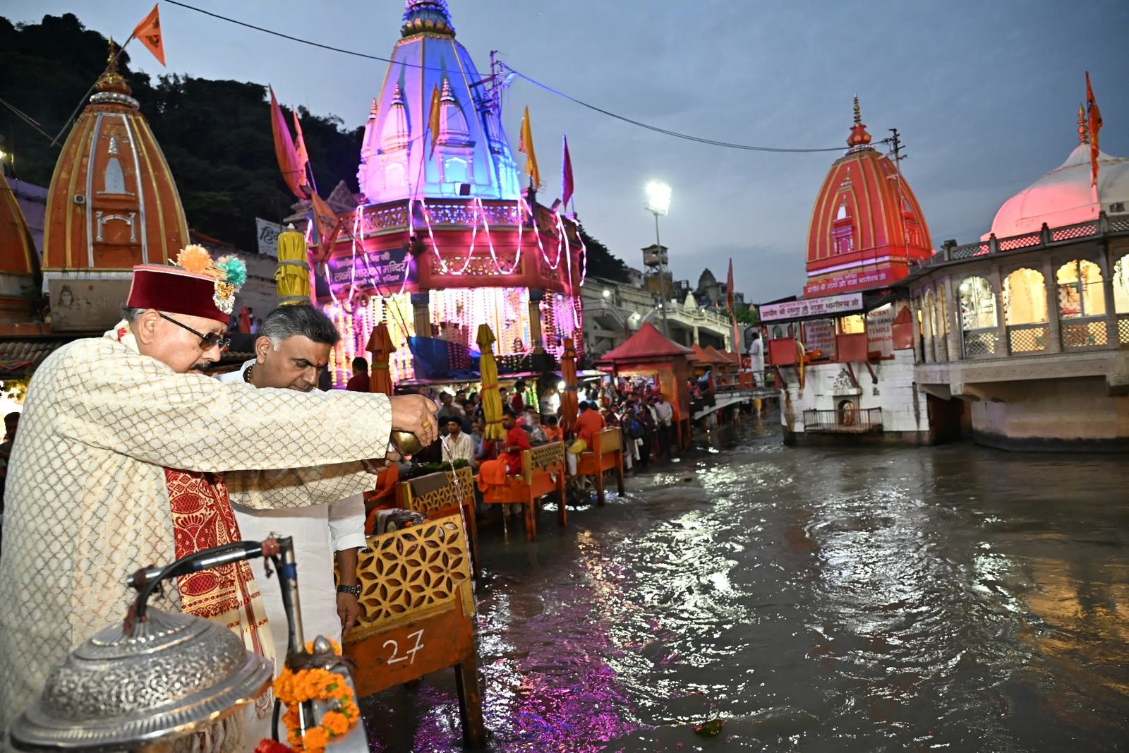 1789694251 695 तीर्थ नगरी हरिद्वार के ब्रह्मकुंड हर की पौड़ी में मा