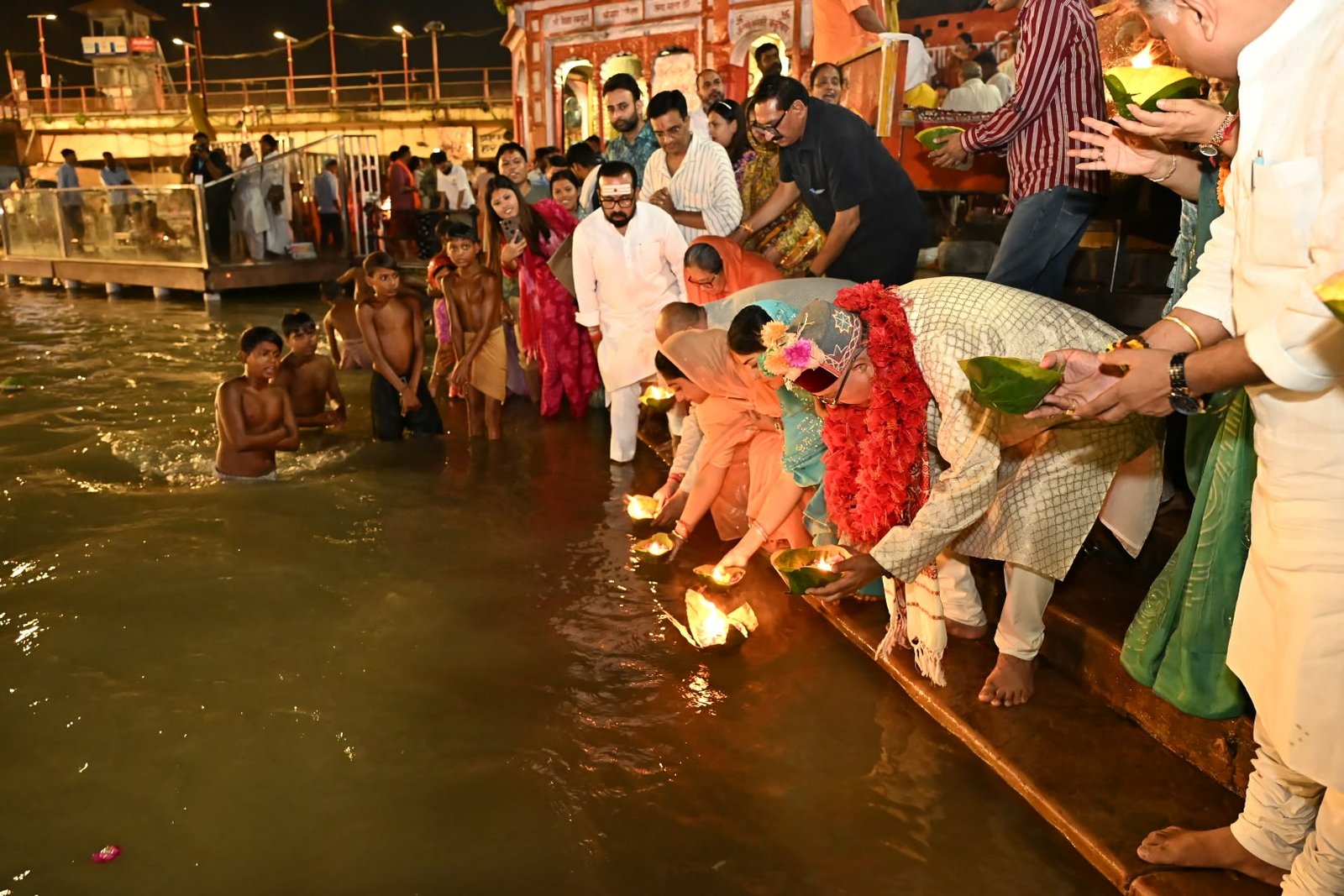 तीर्थ नगरी हरिद्वार के ब्रह्मकुंड हर की पौड़ी में मा गंगा की पूजा अर्चना कर आशीर्वाद का दिया एवं सेवा संकल्प अभियान का प्रभारी मंत्री सतपाल महाराज ने किया शुभारंभ 27 1789694251 848 तीर्थ नगरी हरिद्वार के ब्रह्मकुंड हर की पौड़ी में मा