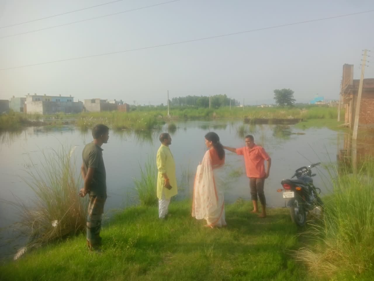 जिलाधिकारी मयूर दीक्षित के निर्देशन में सुमन नगर, बहादराबाद में जलभराव की समस्या के समाधान हेतु संयुक्त निरीक्षण 7 1789740849 524 जिलाधिकारी मयूर दीक्षित के निर्देशन में सुमन नगर बहादराबाद में
