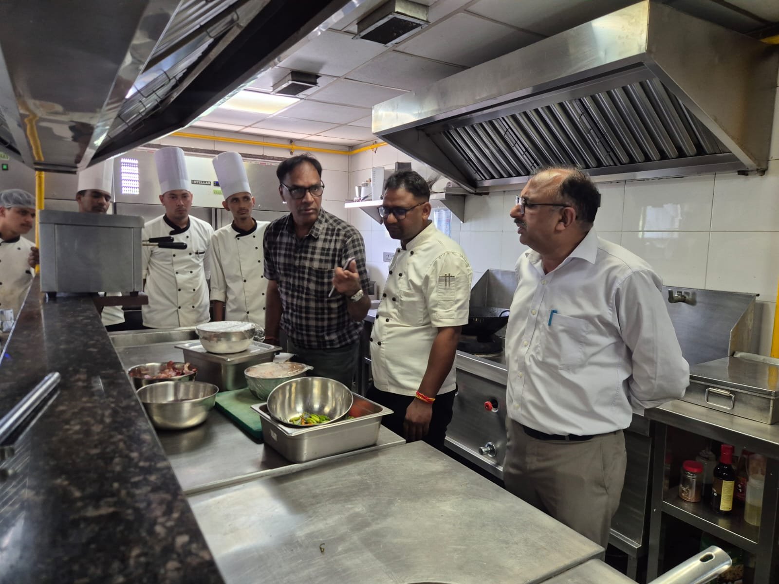 1789828192 964 हरिद्वार में खाद्य सुरक्षा विभाग की बड़ी कार्रवाई होटल रेस्टोरेंट डेयरी