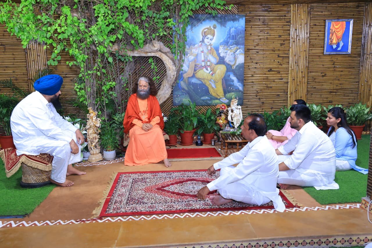 1789831450 827 परमार्थ निकेतन पहुँचे राष्ट्रीय अल्पसंख्यक आयोग के माननीय अध्यक्ष श्री